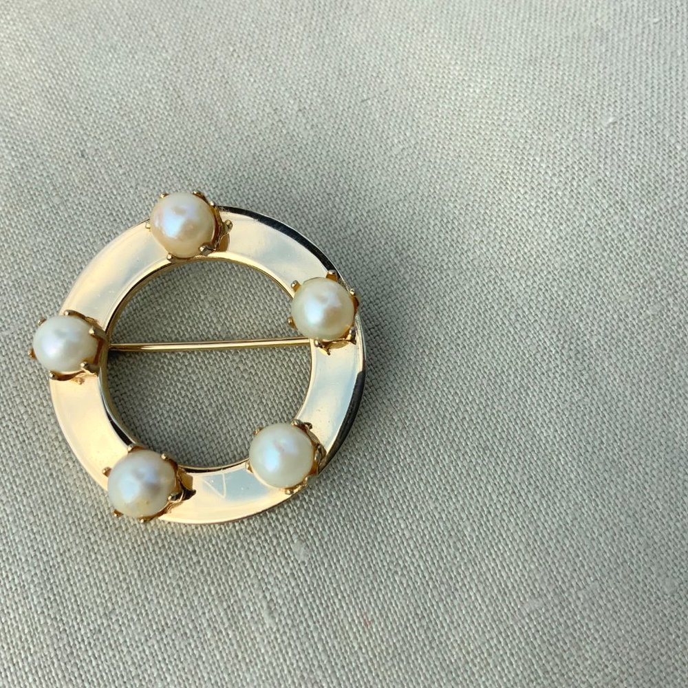 Modernist Goldtone Open Circle Cultured Pearles Pin Brooch - Picture 5 of 16